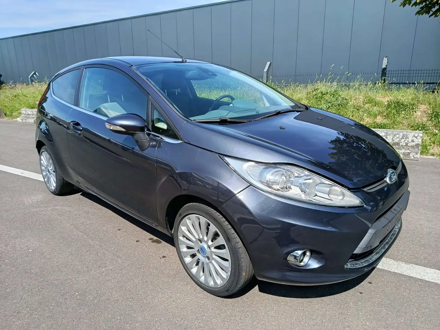Ford Fiesta 1.4 TDCi Titanium Airco Gris - 2