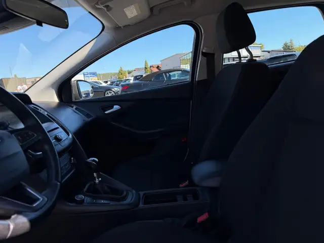 Ford Focus view 11