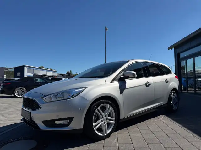Ford Focus view 3