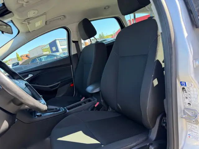 Ford Focus view 12