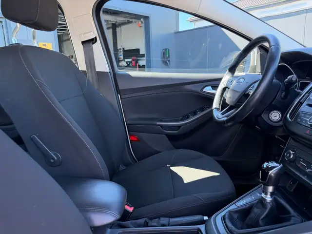 Ford Focus view 15