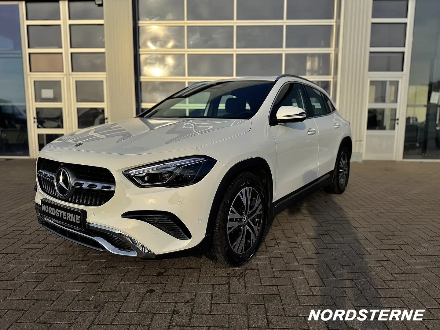 Mercedes-Benz GLA 200 GLA 200 d Distronic 360 Grad DAB AHK Ambiente Blanc - 2