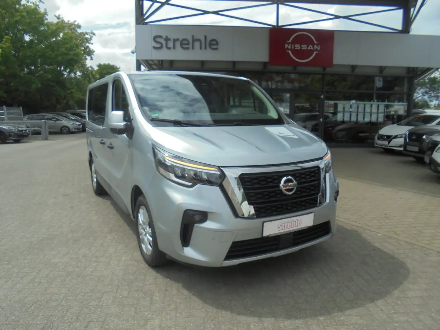 Nissan Primastar Kombi Tekna L1H1 6MT  2,8t 9Sitzer Navi LED Kamera Stříbrná - 2