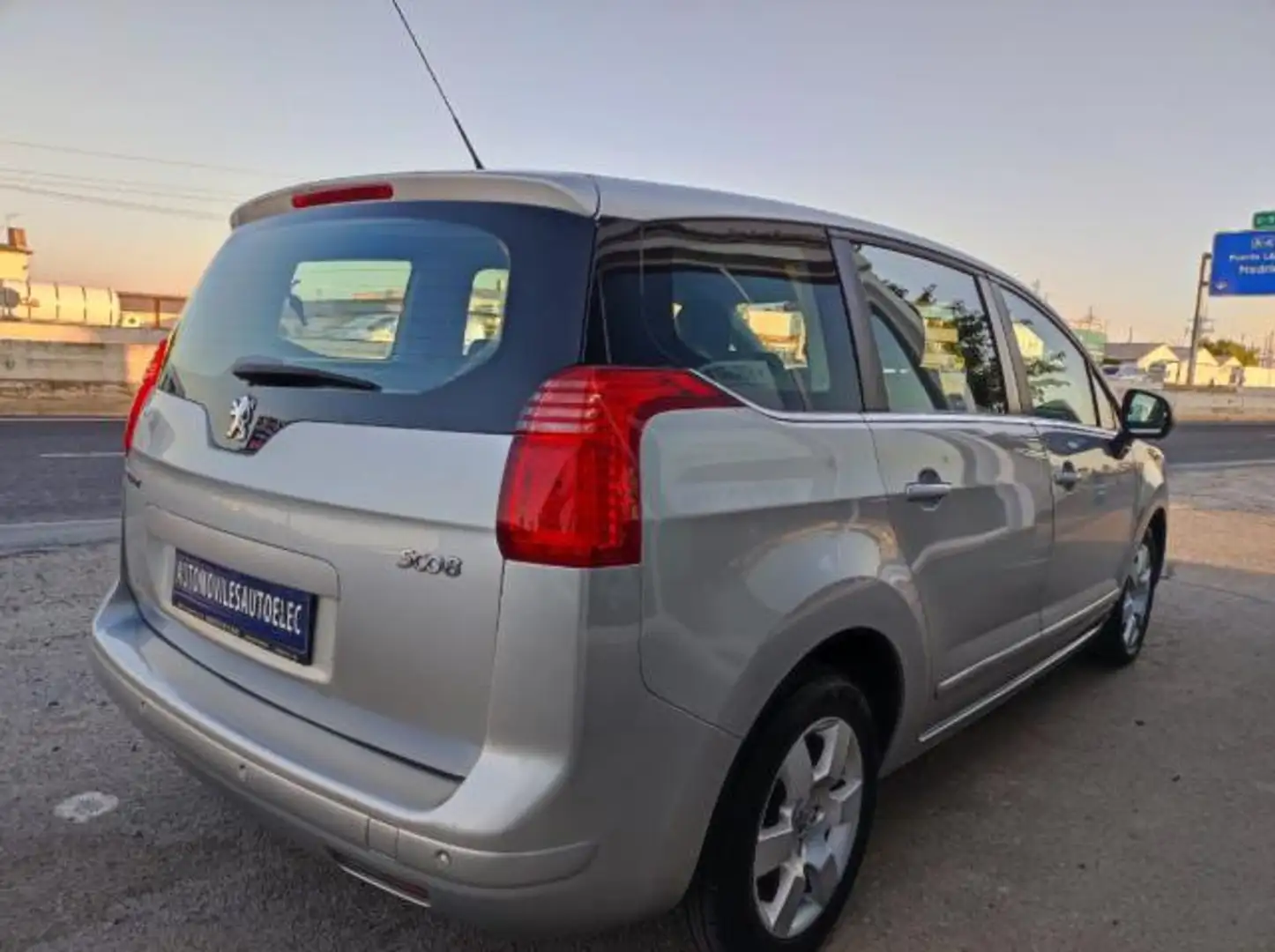 Peugeot 5008 1.6HDI FAP Active 110 Gris - 2