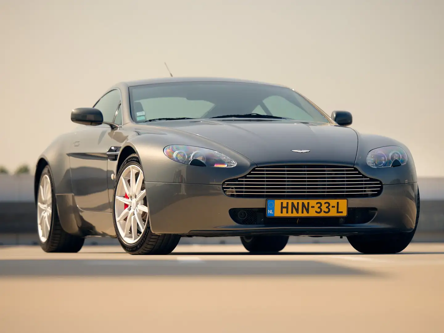 Aston Martin V8 4.3 V8 Сірий - 1