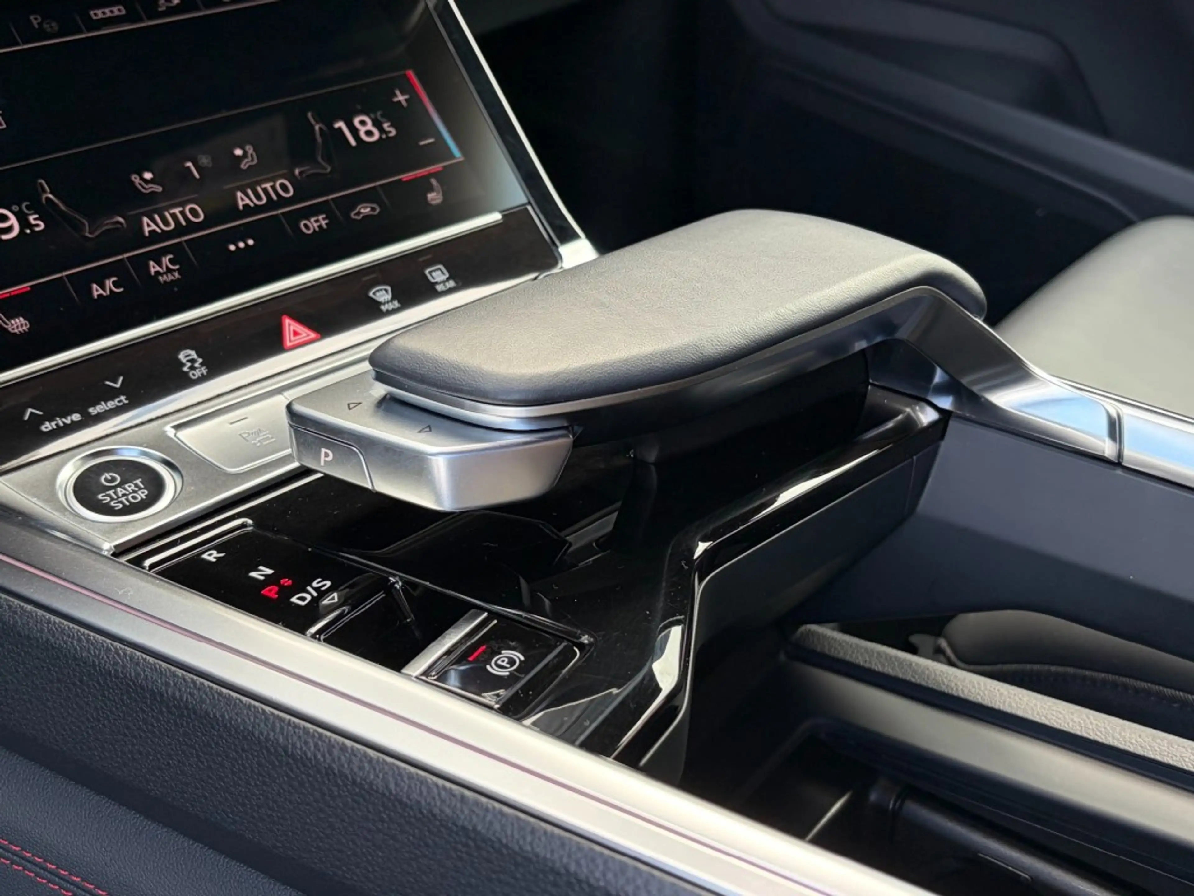 Audi Q8 e-tron 50 QUATTRO S 95 KWH - S-LINE - PANO - TREKH. - ORG — photo 24