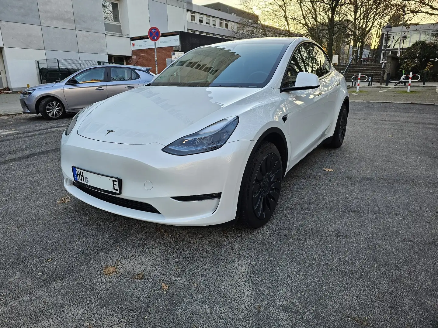 Tesla Model Y Long Range Dual Motor AWD - 1