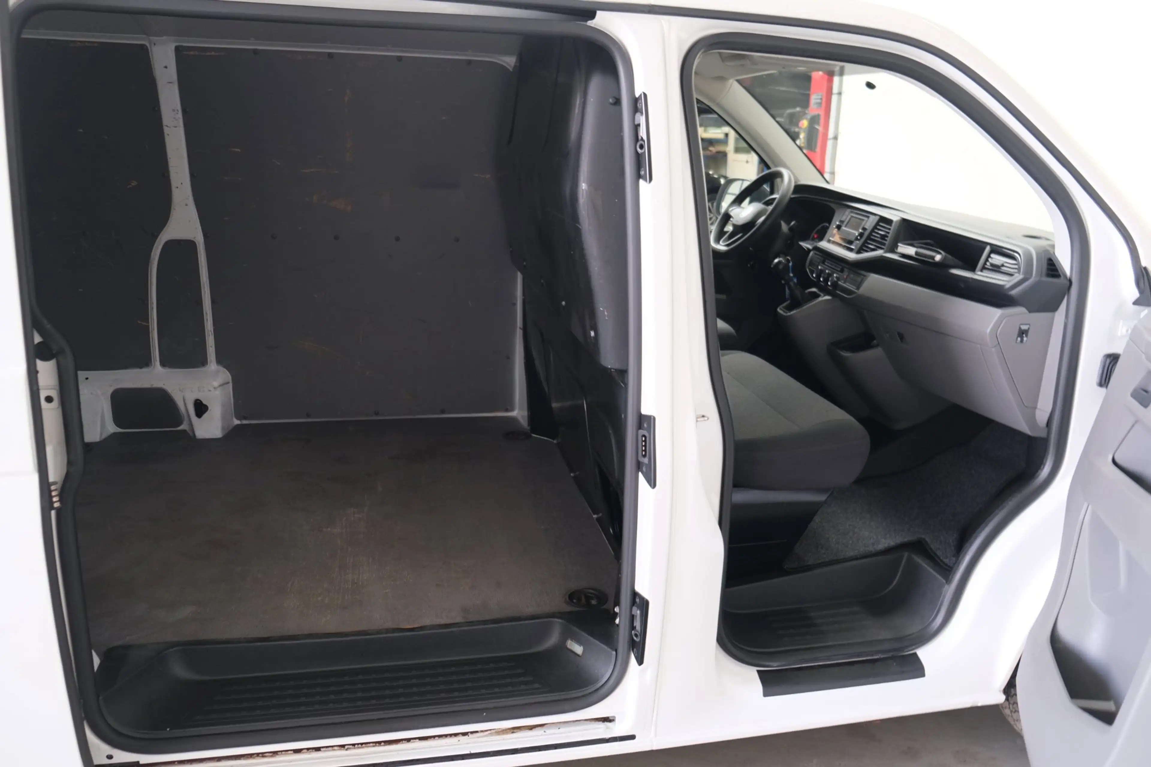 Volkswagen Transporter 2.0 TDI L2H1 30 3p - Airco, Cruise, Stoelverwarmin — photo 4