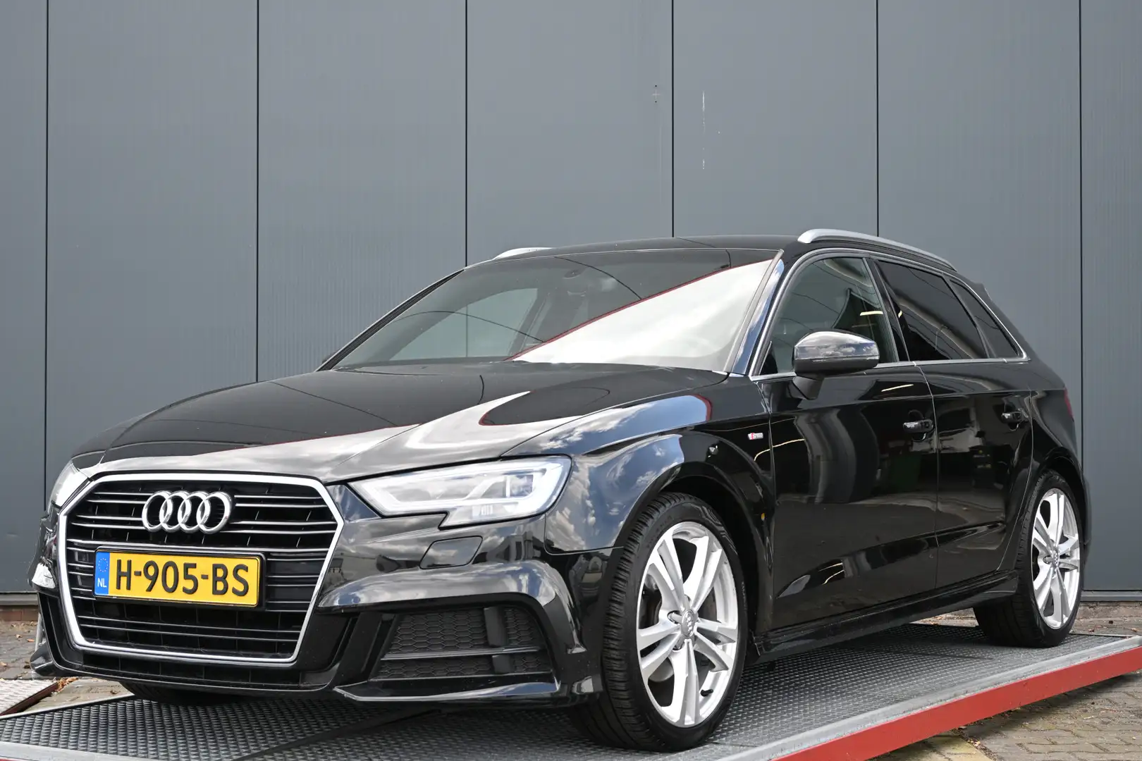 Audi A3 Sportback 30 TFSI Sport S Line Edition Zwart - 1