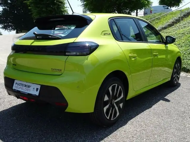 Peugeot 208 view 3