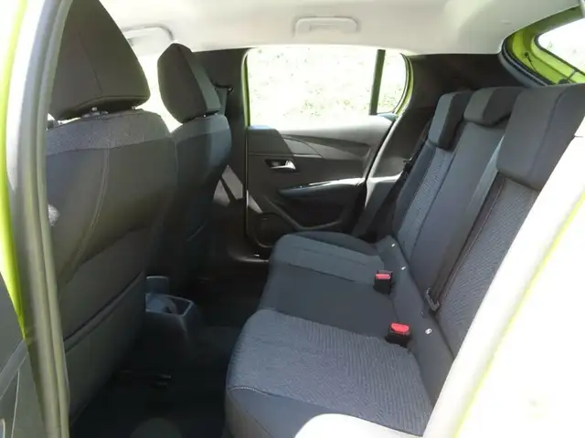 Peugeot 208 view 9