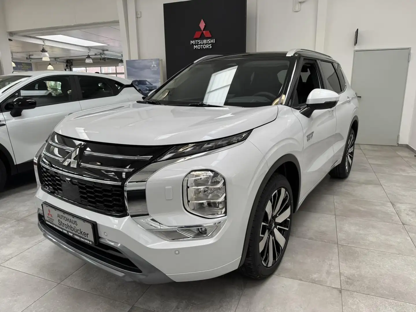 Mitsubishi Outlander 2.4 4WD TOP 360° HUD Pano 20 Zoll Weiß - 2