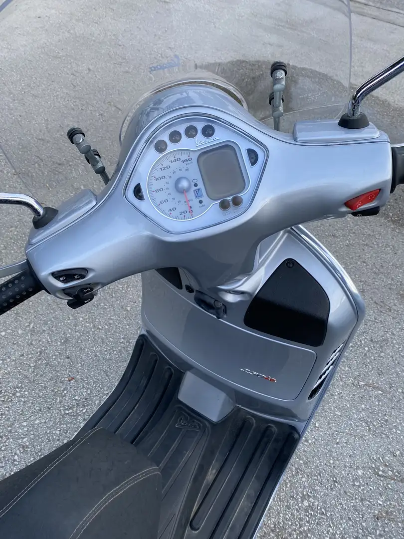 Vespa GTS 250ie Plateado - 2