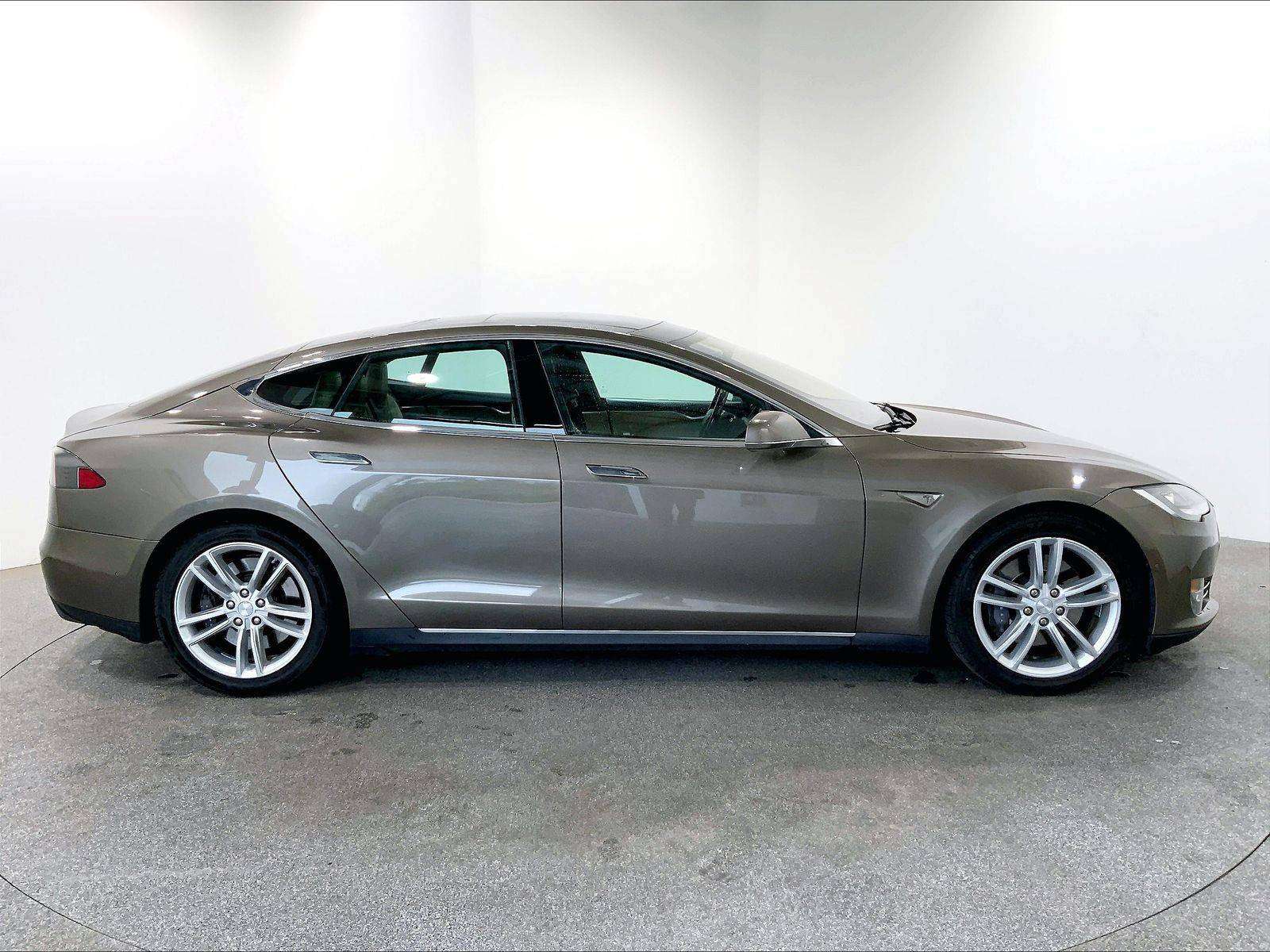 2015 Tesla Model S 85D, Navigation, Rear View Camera! alt 4