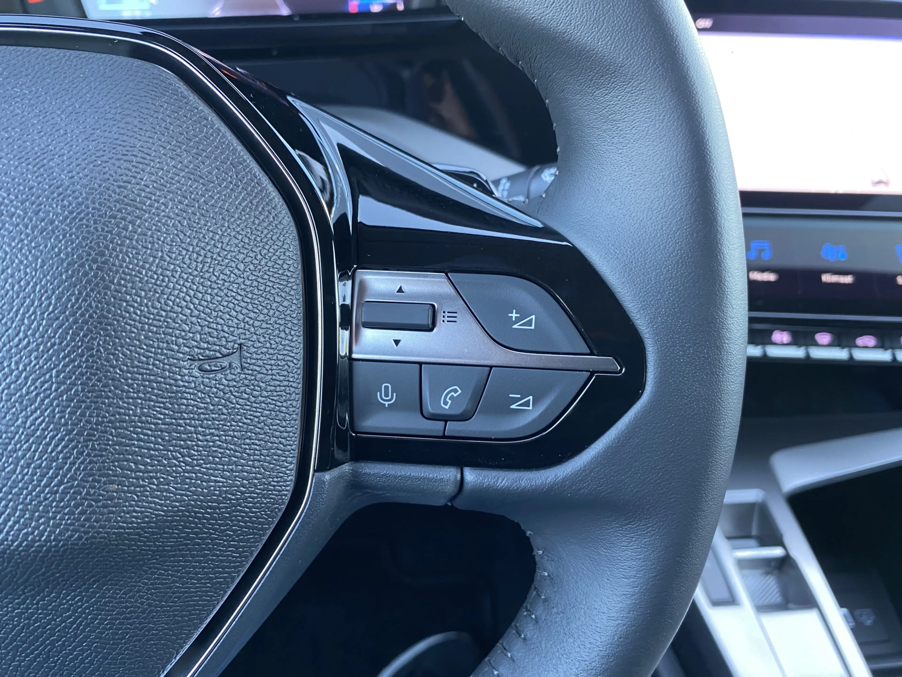 Peugeot 408 e-408 Allure 58 kWh , Bereik 350 km Stoel & Stuurv — photo 23
