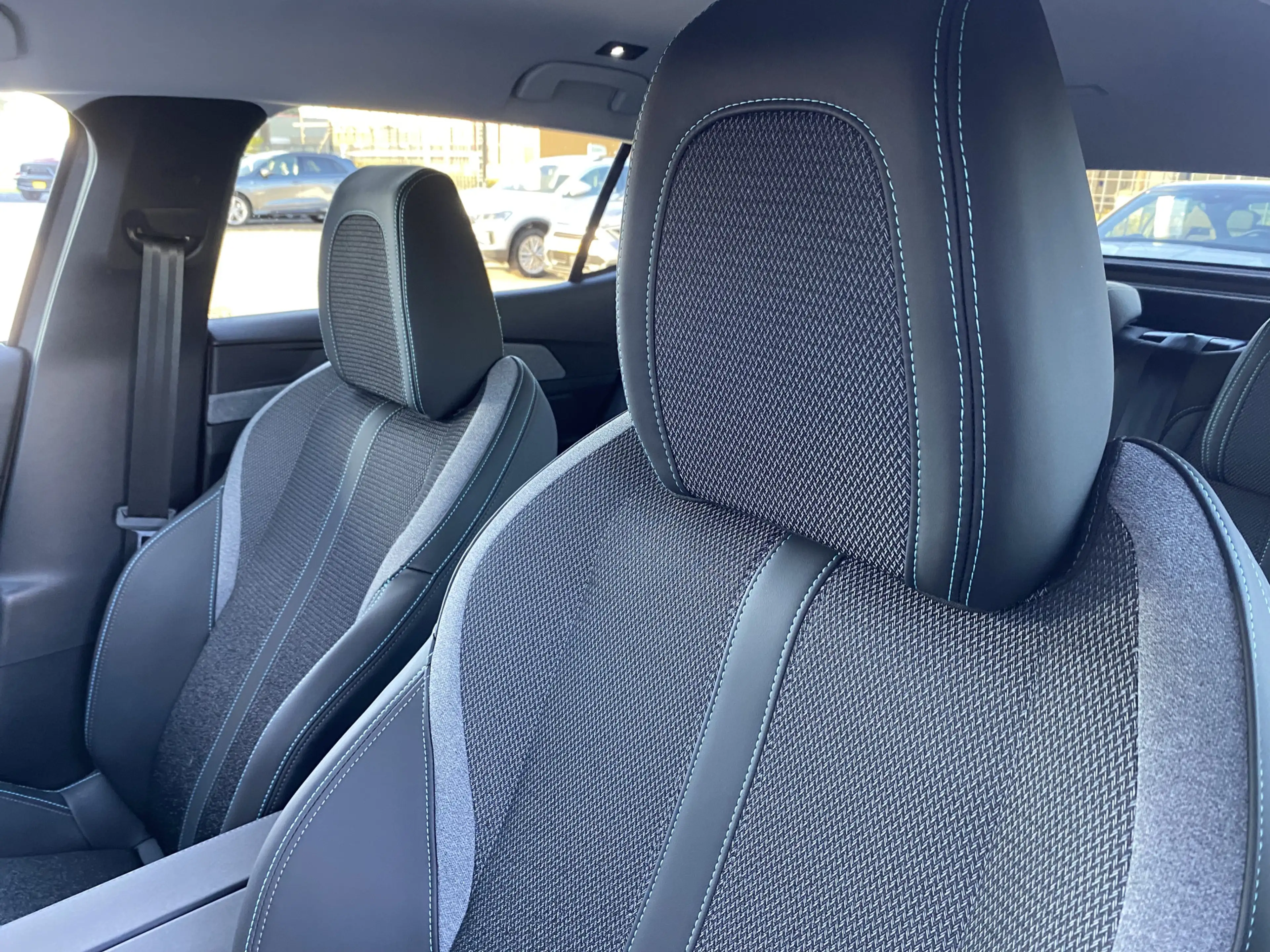 Peugeot 408 e-408 Allure 58 kWh , Bereik 350 km Stoel & Stuurv — photo 16