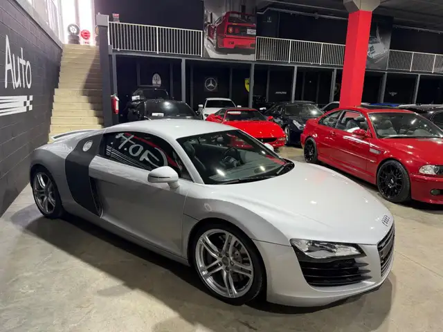 Audi R8 view 3