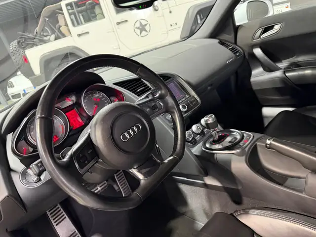 Audi R8 view 12