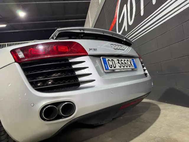 Audi R8 view 9