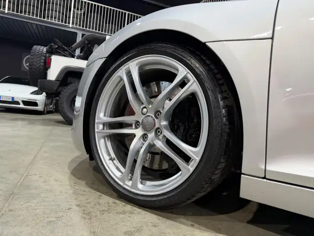 Audi R8 view 8