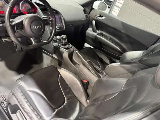 Audi R8 view 11
