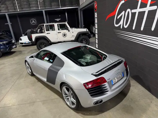 Audi R8 view 5