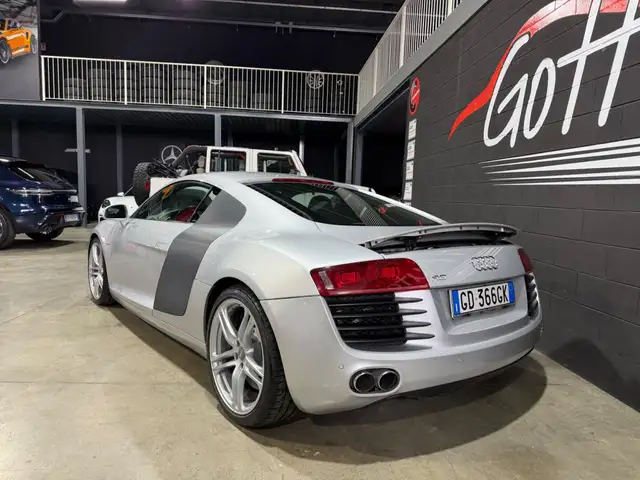 Audi R8 view 4