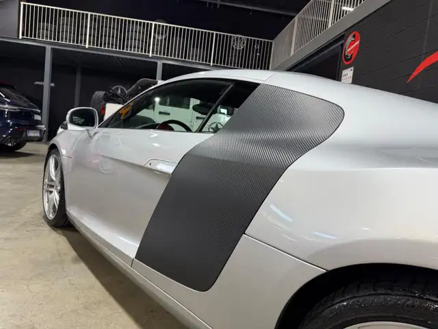 Audi R8 view 7