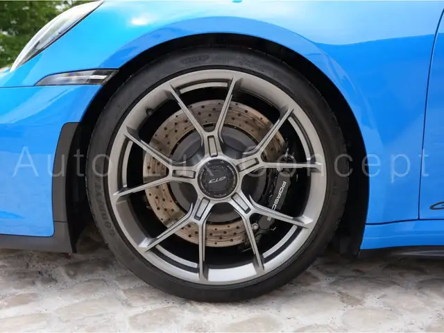 Porsche 911 view 11