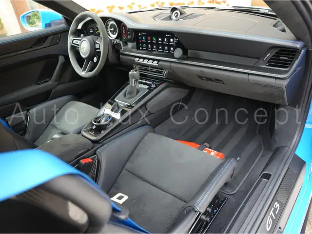 Porsche 911 view 6