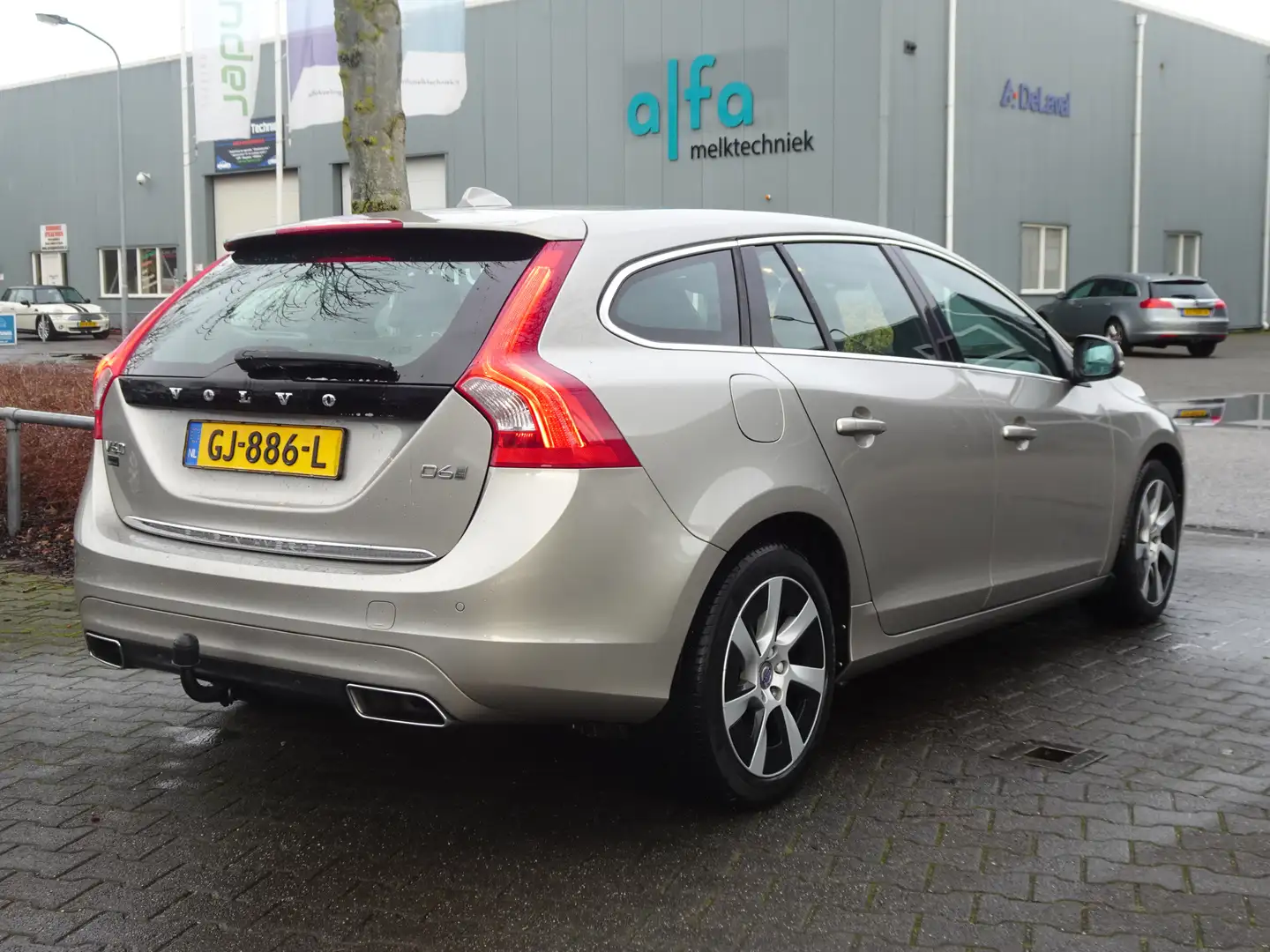 Volvo V60 2.4 D6 Twin Engine Momentum Gris - 2