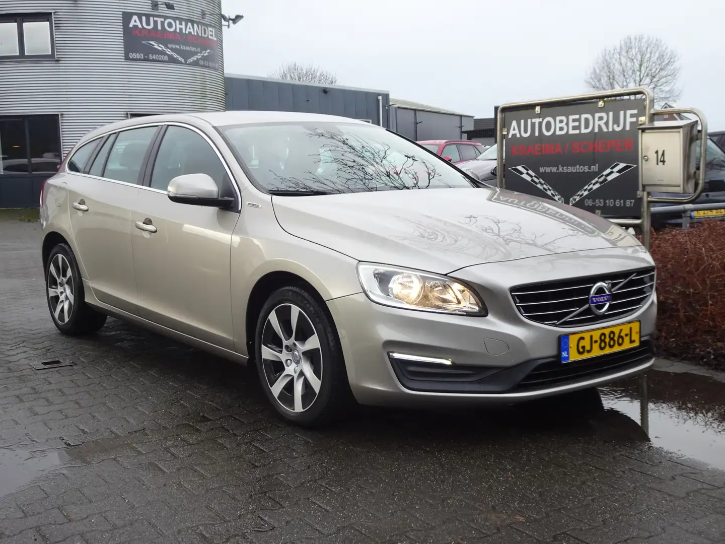 Volvo V60 2.4 D6 Twin Engine Momentum Gris - 1