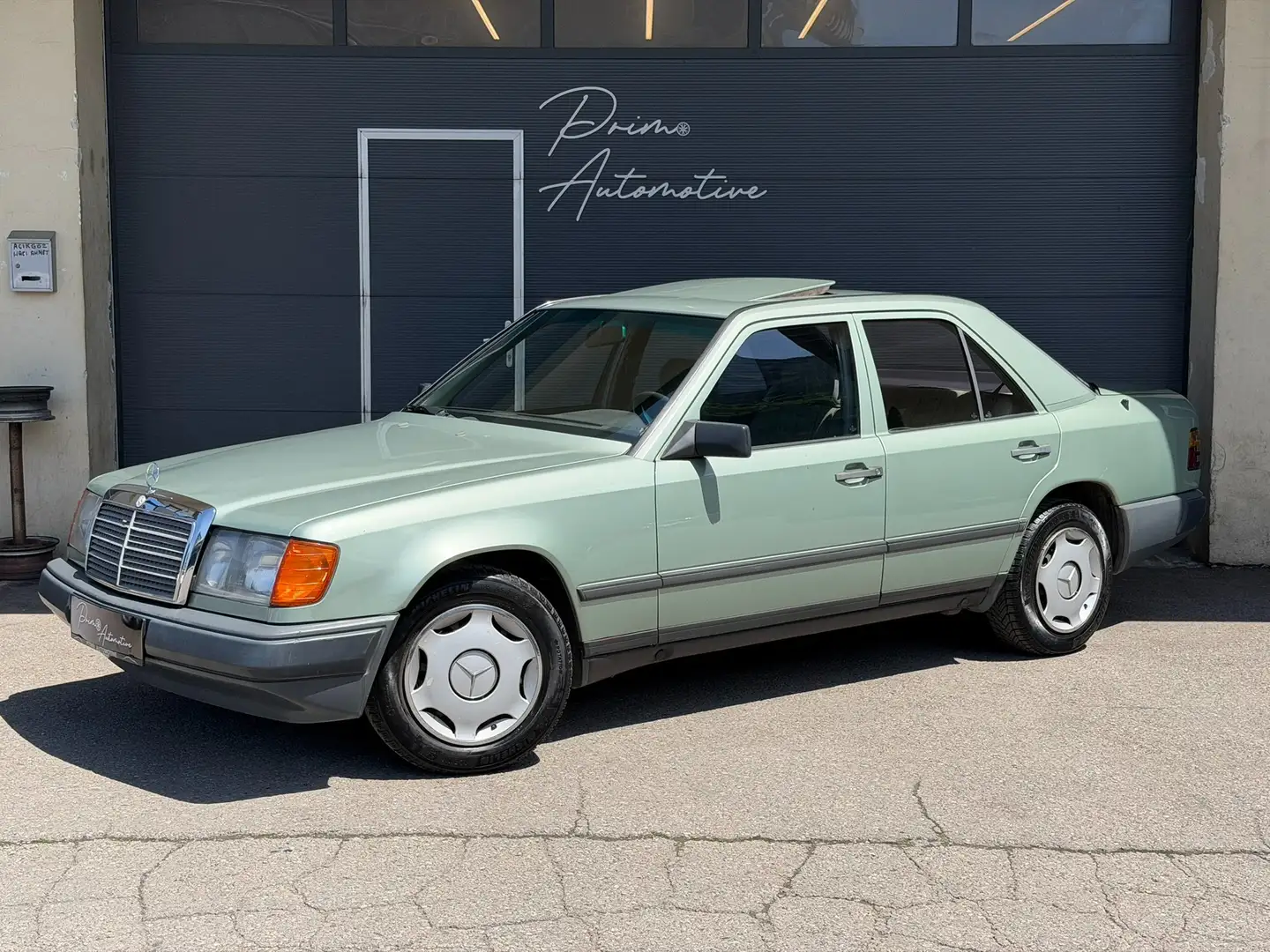 Mercedes-Benz 300 D W124 R6 Sauger Automatik AHK* TÜV NEU* Grün - 2