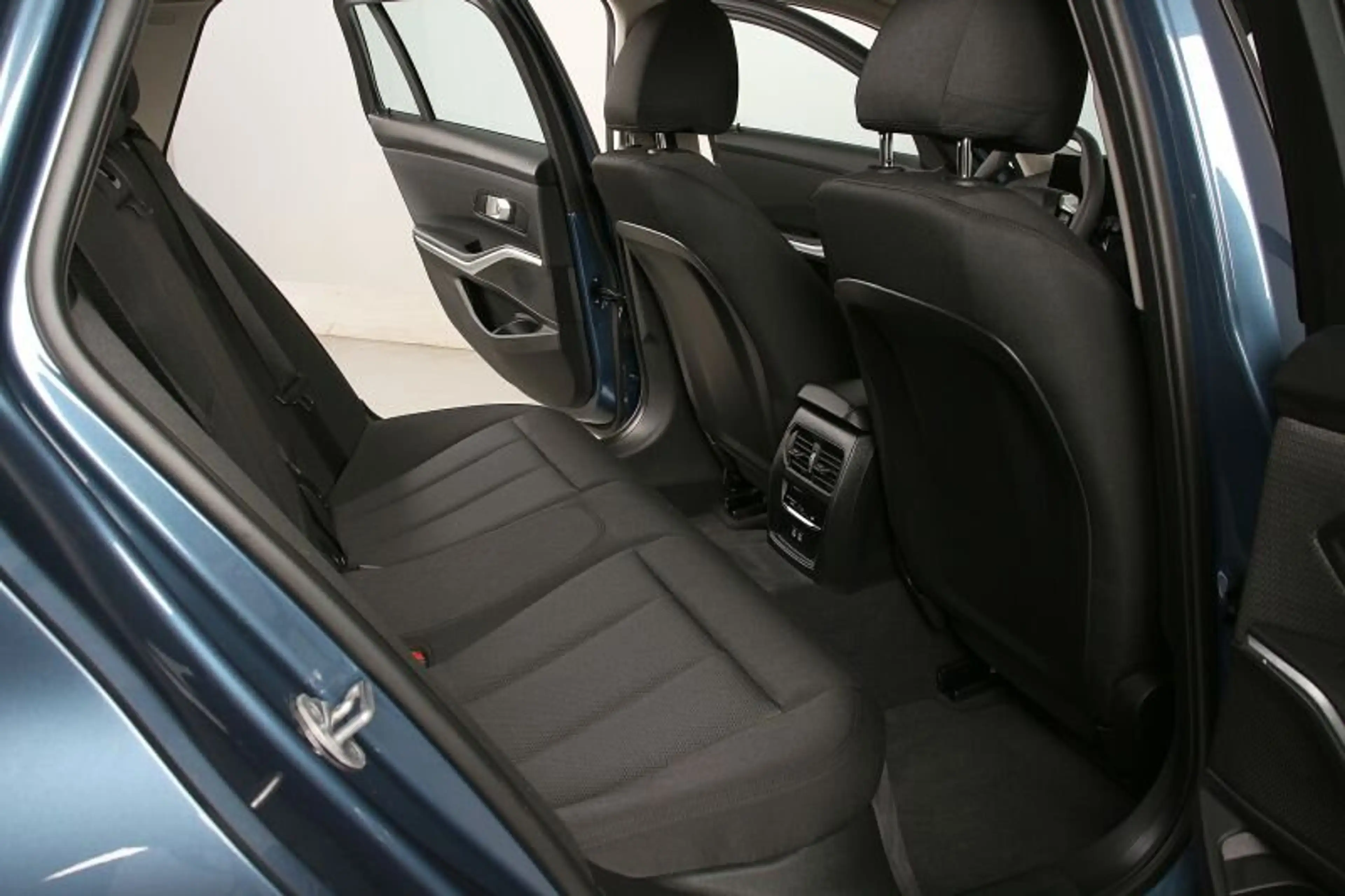 BMW 320 i AT AHK LED ACC Park+ HuD Lenkradh Alarm — photo 5
