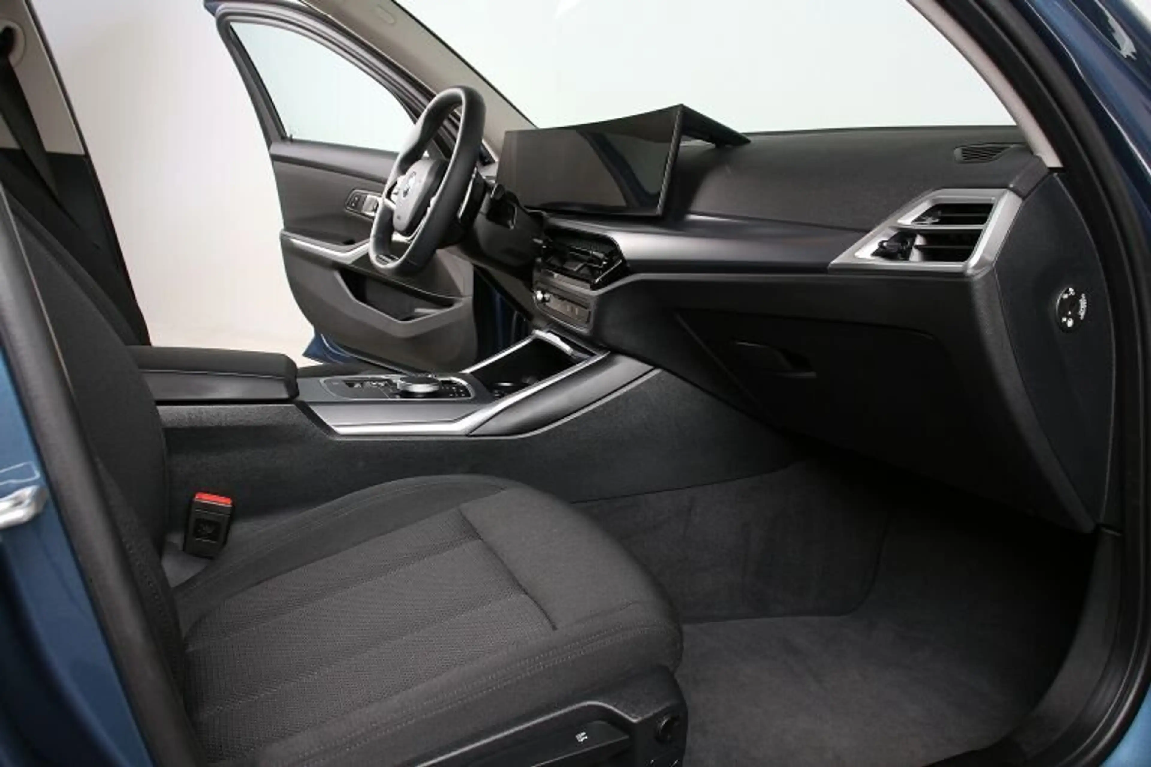 BMW 320 i AT AHK LED ACC Park+ HuD Lenkradh Alarm — photo 4