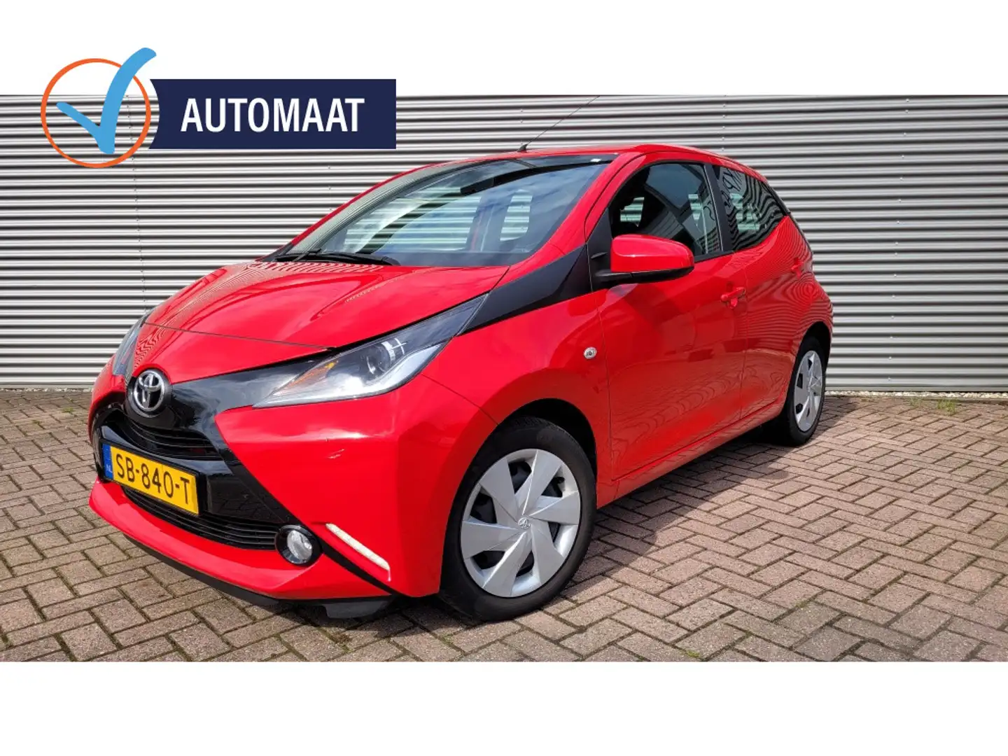 Toyota Aygo 1.0 VVT-i x-play airco, automaat. Rood - 1