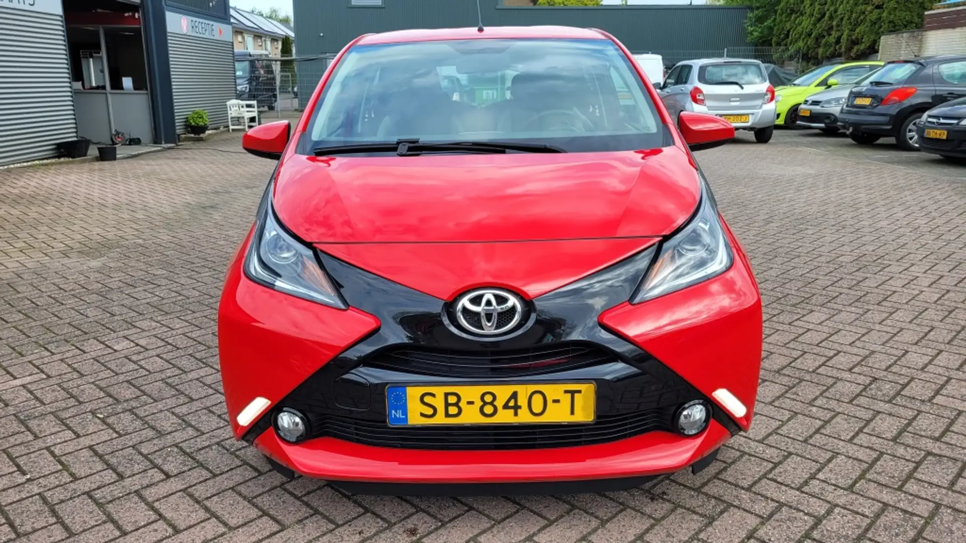Toyota Aygo 1.0 VVT-i x-play airco, automaat. Rood - 2