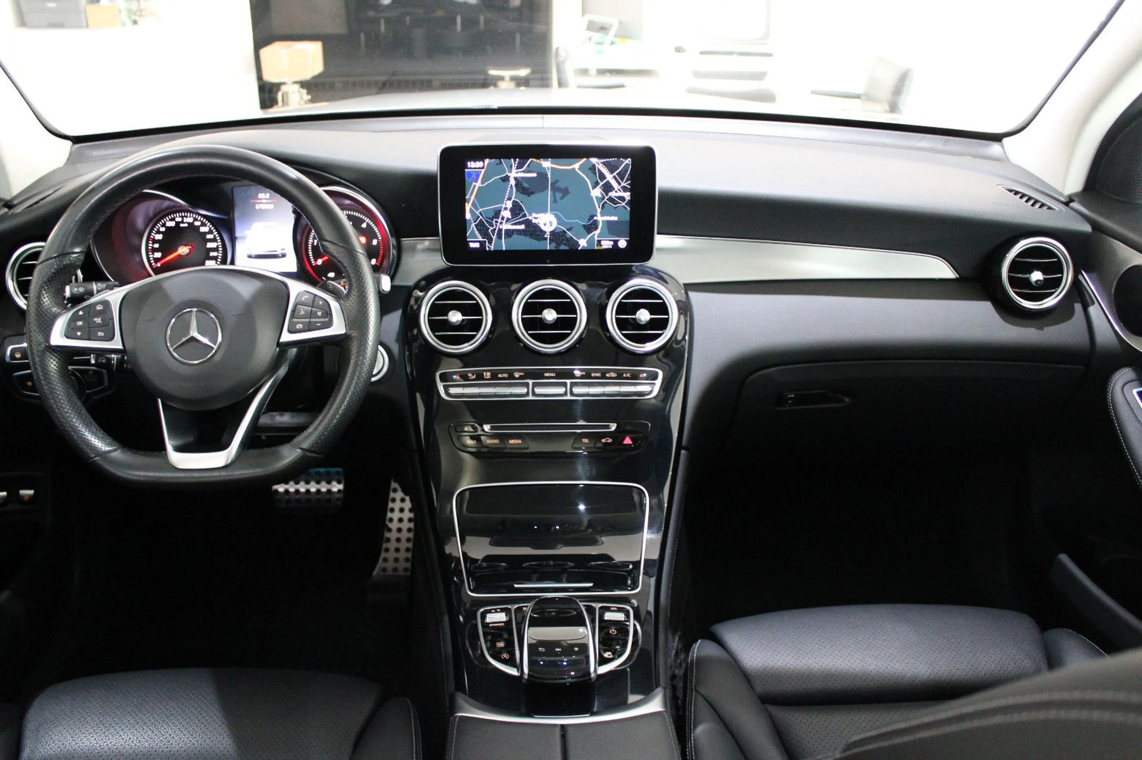 Mercedes-Benz GLC 220 d 4MATIC AMG-SPORTPAKET PANORAMA *I.HAND — photo 4