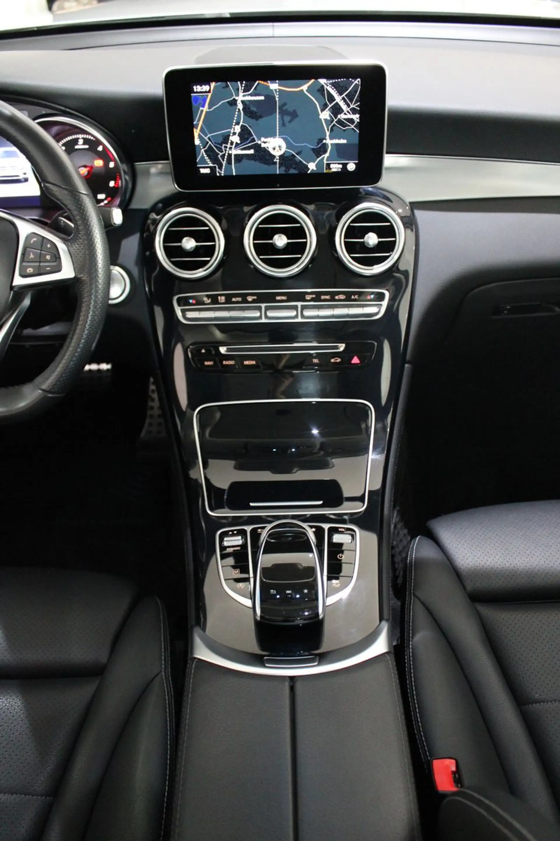 Mercedes-Benz GLC 220 d 4MATIC AMG-SPORTPAKET PANORAMA *I.HAND — photo 6
