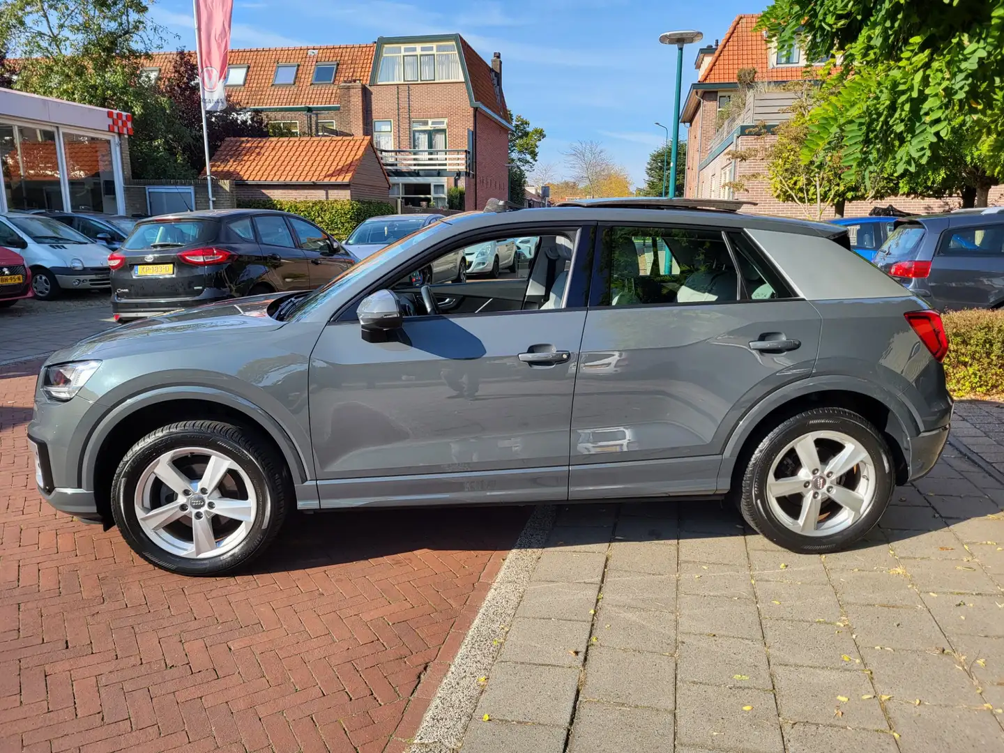 Audi Q2 30 TFSI S Edition LED /Pano/leer Grau - 2