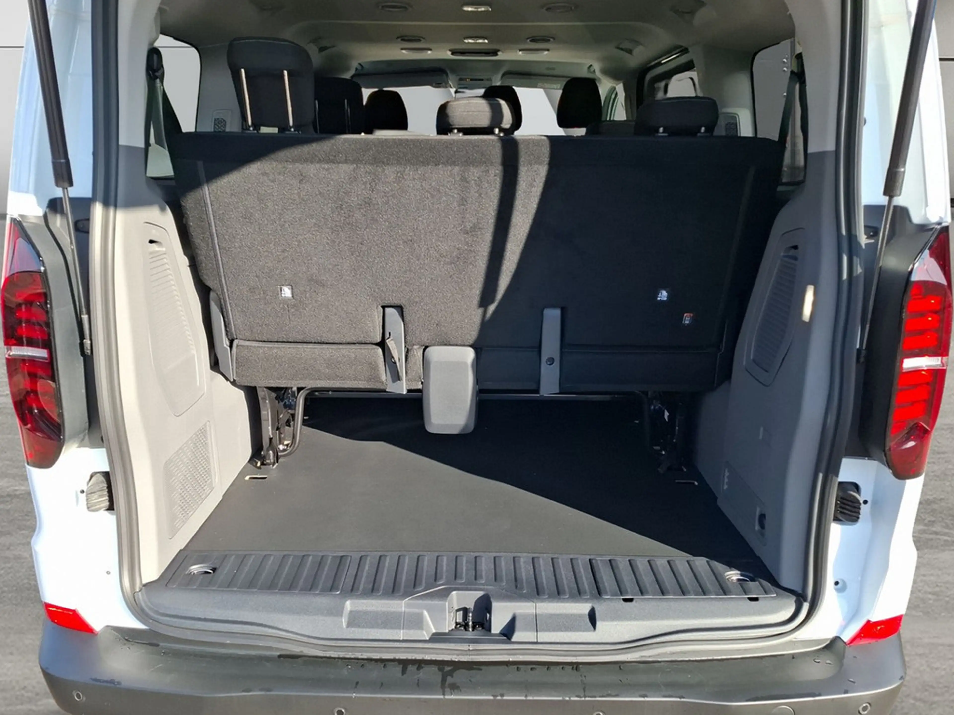Volkswagen T7 Caravelle KR 2.0 TDI AUTOMATIK*9 SITZE*3-3-3* Klima — photo 9