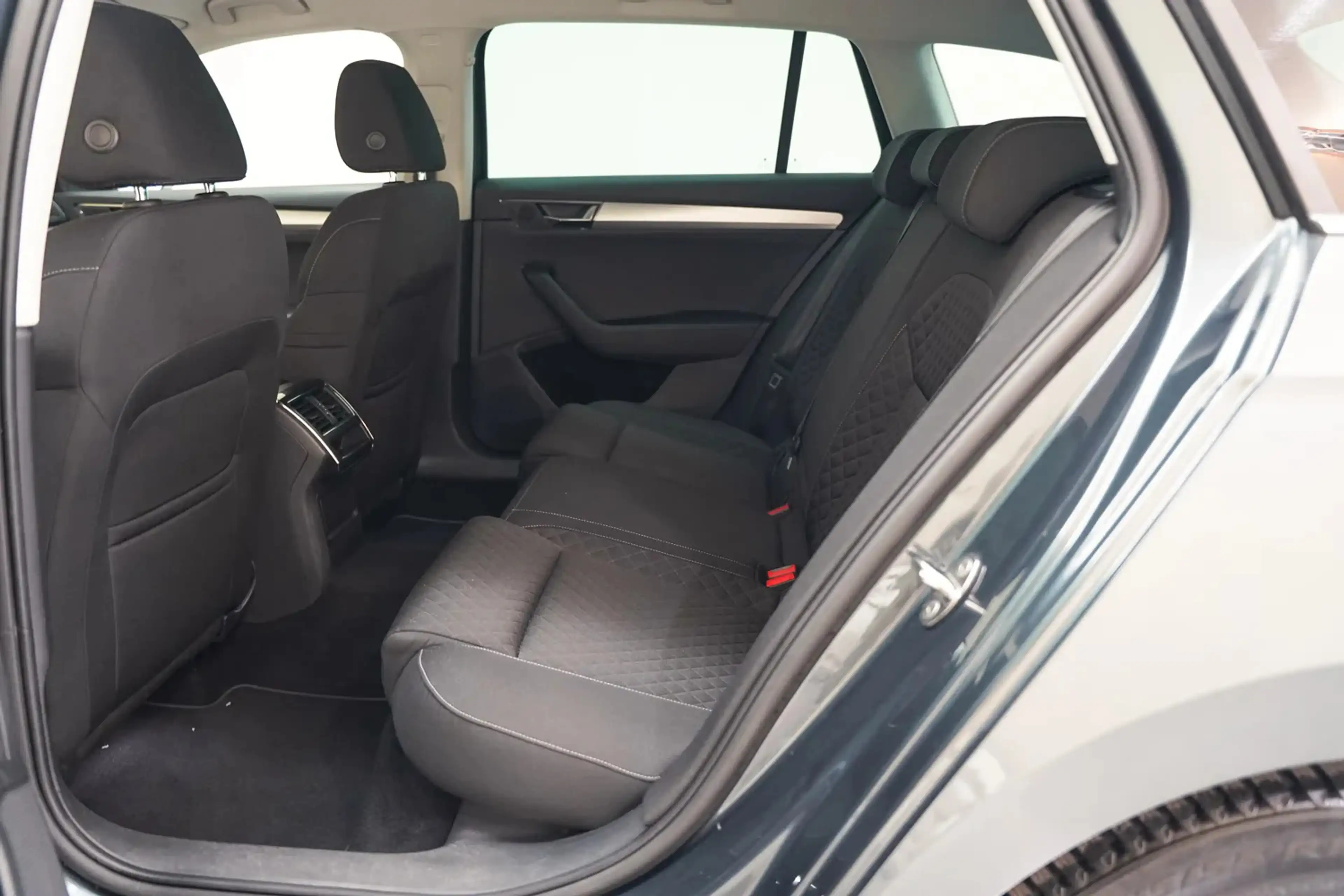 Skoda Superb COMBI 1.4 TSI iV PHEV Business Edition Aut. [ Trek — photo 15