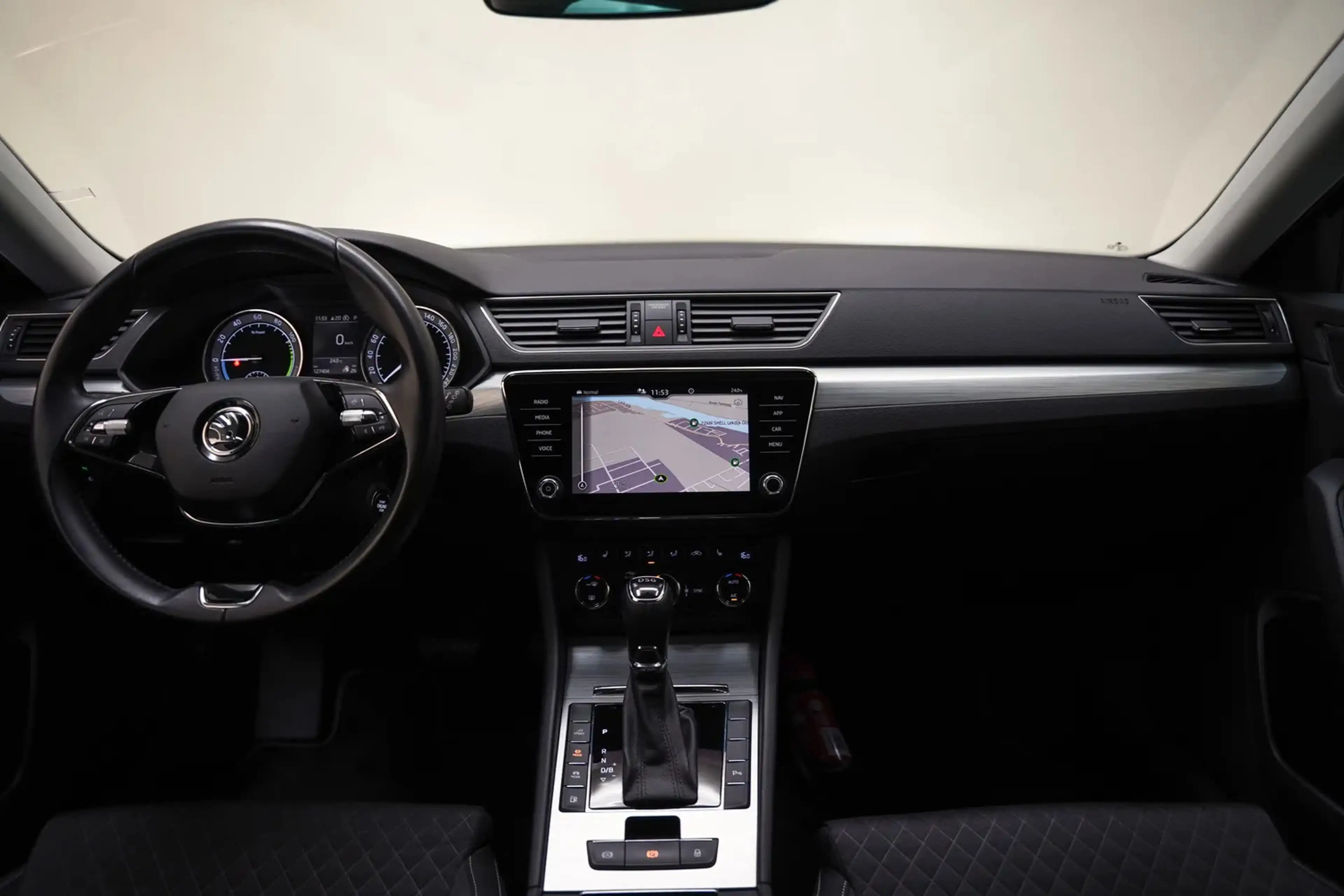 Skoda Superb COMBI 1.4 TSI iV PHEV Business Edition Aut. [ Trek — photo 4