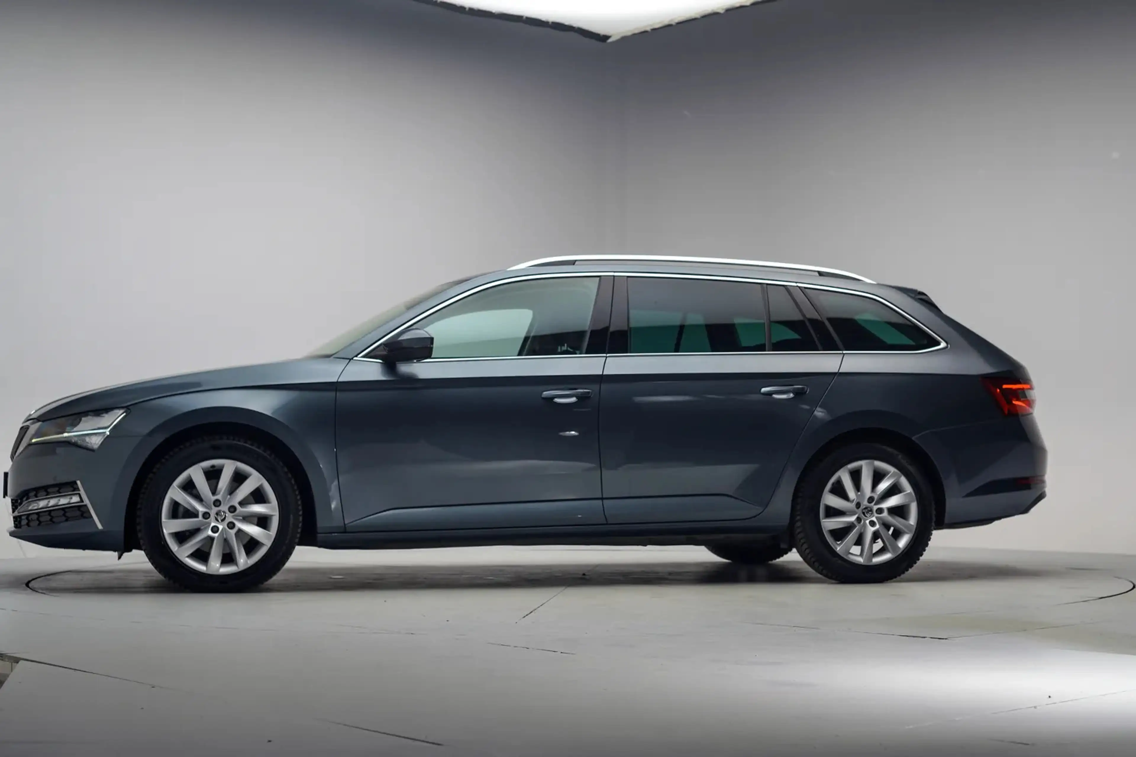 Skoda Superb COMBI 1.4 TSI iV PHEV Business Edition Aut. [ Trek — photo 2