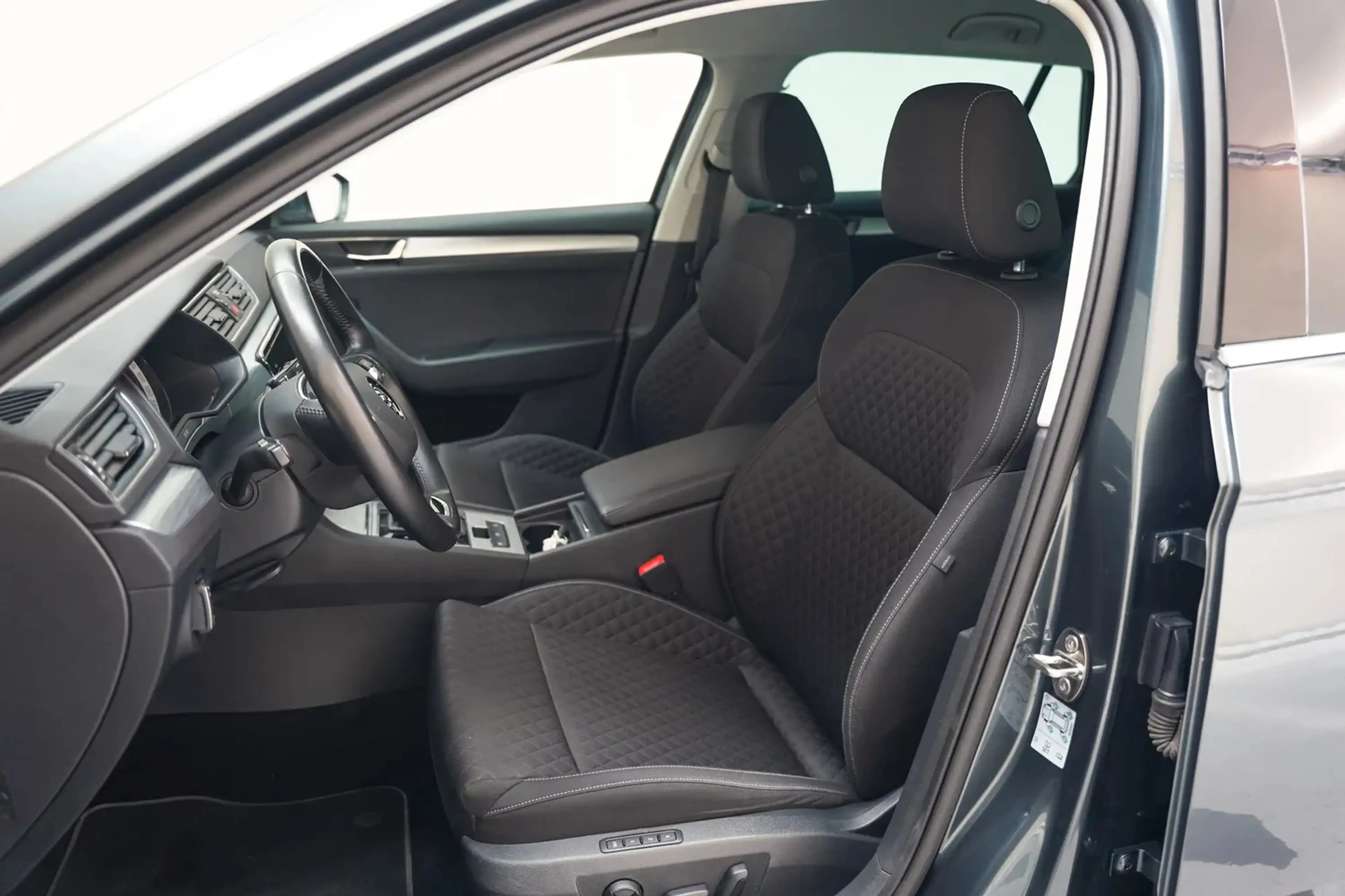 Skoda Superb COMBI 1.4 TSI iV PHEV Business Edition Aut. [ Trek — photo 10