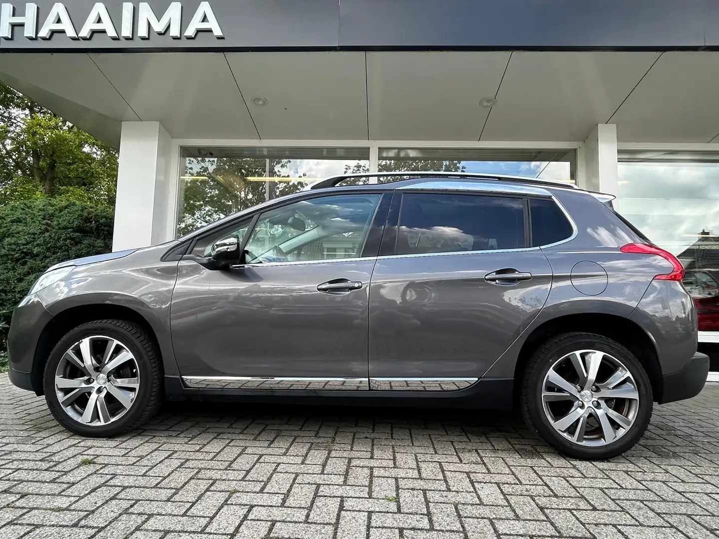 Peugeot 2008 1.2T 110pk Allure | Panorama Dak | Trekhaak | Navi Gris - 2