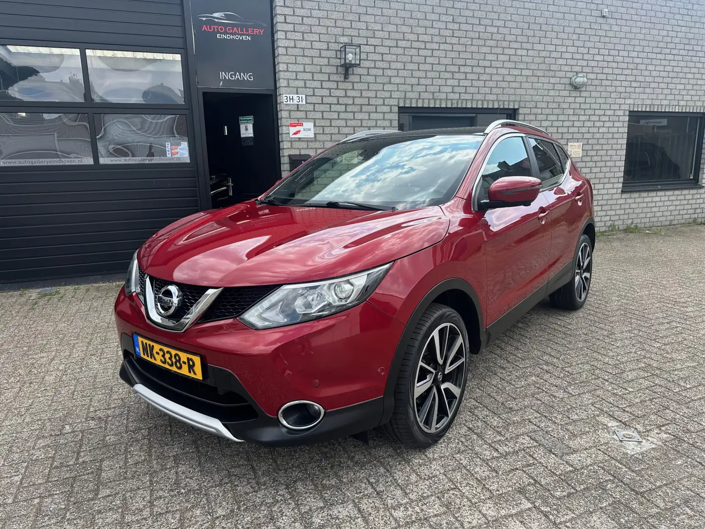 Nissan Qashqai 1.2 Tekna *NL-AUTO*PANO-DAK*NAVI*360 Camera*VERW S Rouge - 1