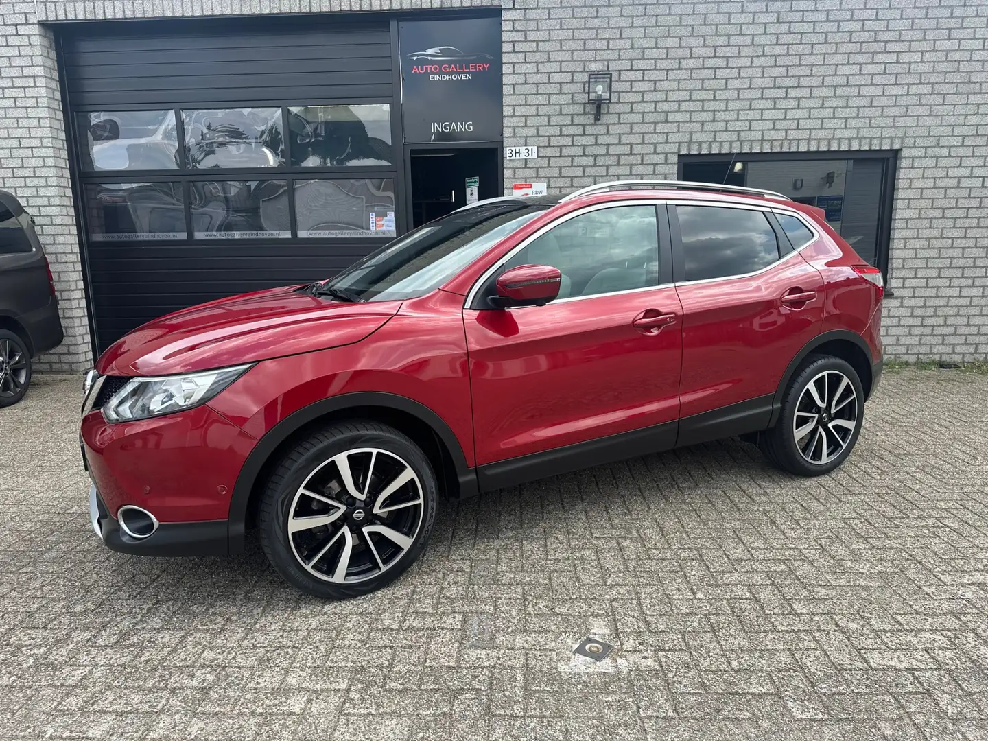 Nissan Qashqai 1.2 Tekna *NL-AUTO*PANO-DAK*NAVI*360 Camera*VERW S Rouge - 2