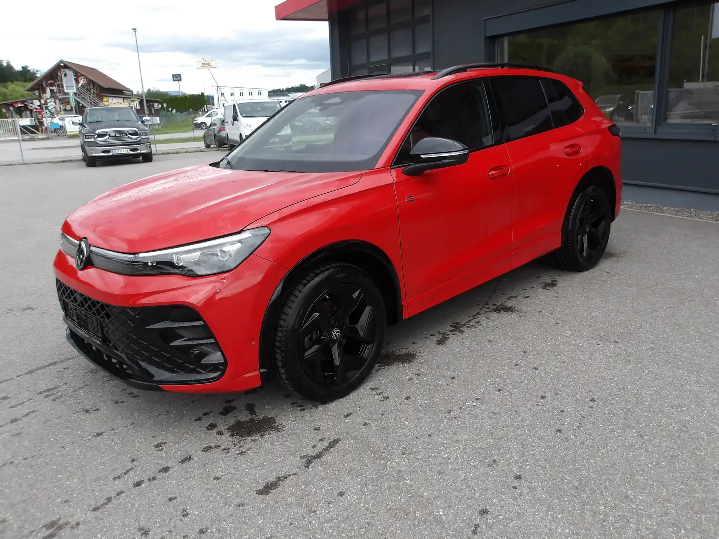 Volkswagen Tiguan 1.5 eTSI 110 kW R-Line *MEGAVOLL* Rot - 1
