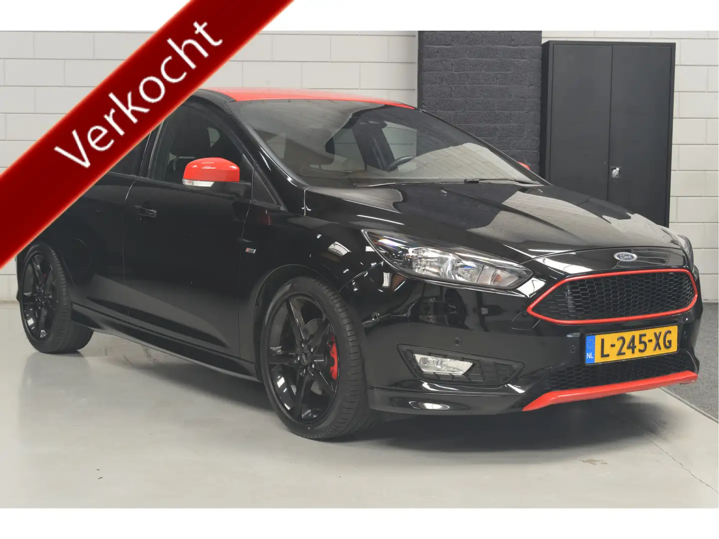 Ford Focus 1.5 ST-Line 182 PK // 99.000 km // NAVI // CLIMA / Zwart - 1